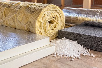 Verschillende vloerisolatiematerialen, waaronder minerale wol, PIR-isolatieplaten, EPS-parels en reflecterende isolatiefolie